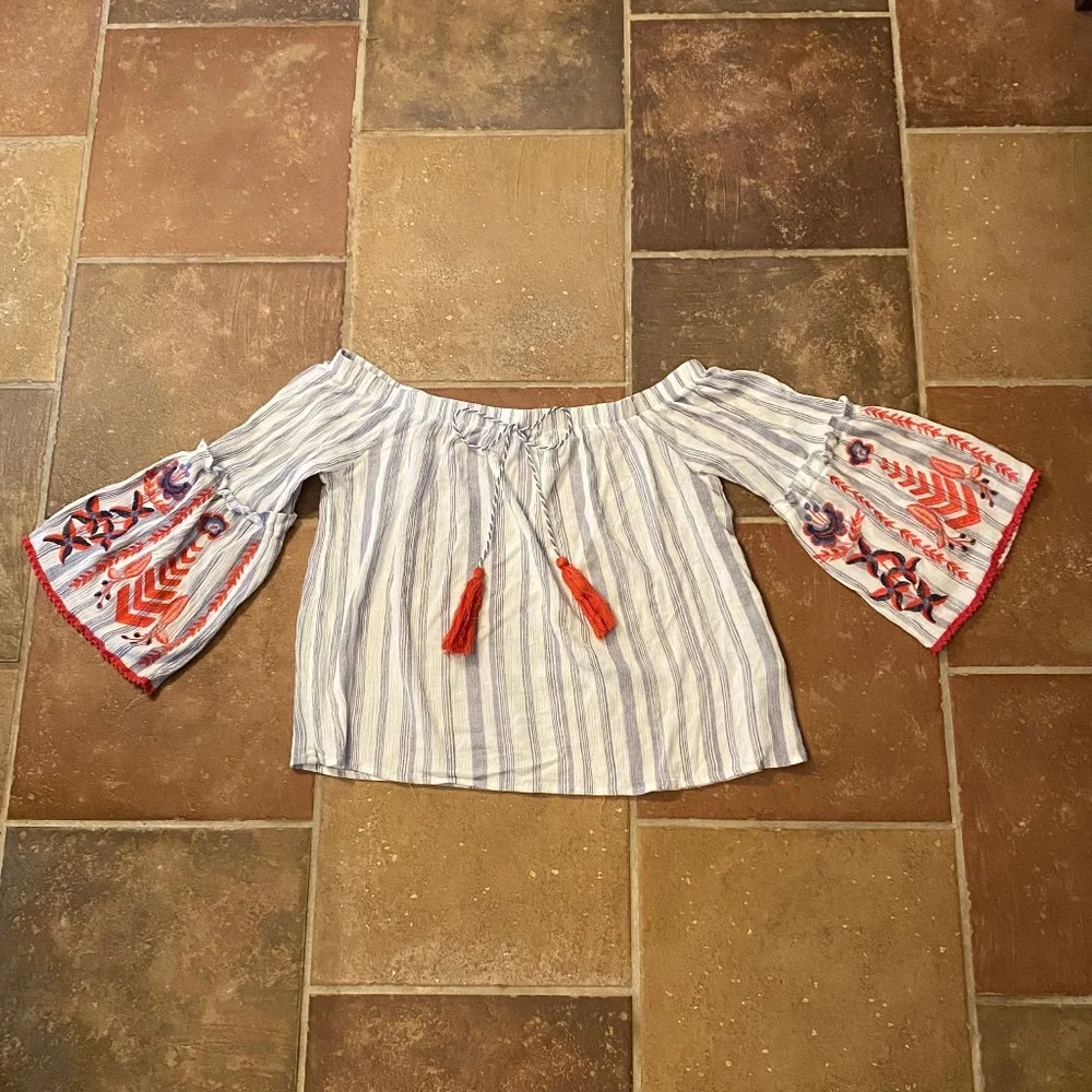 Altar’d State M off the shoulder embroidered bell sleeve boho top - Picture 4 of 8